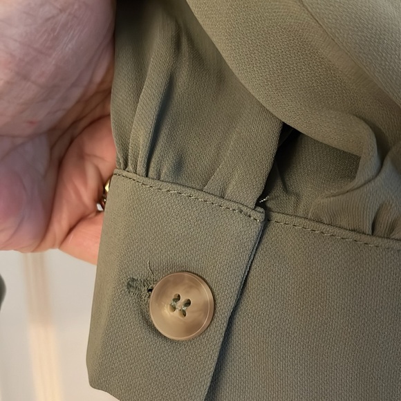 Zenana ladies blouse sage green size L button up front New without tags - Picture 4 of 6